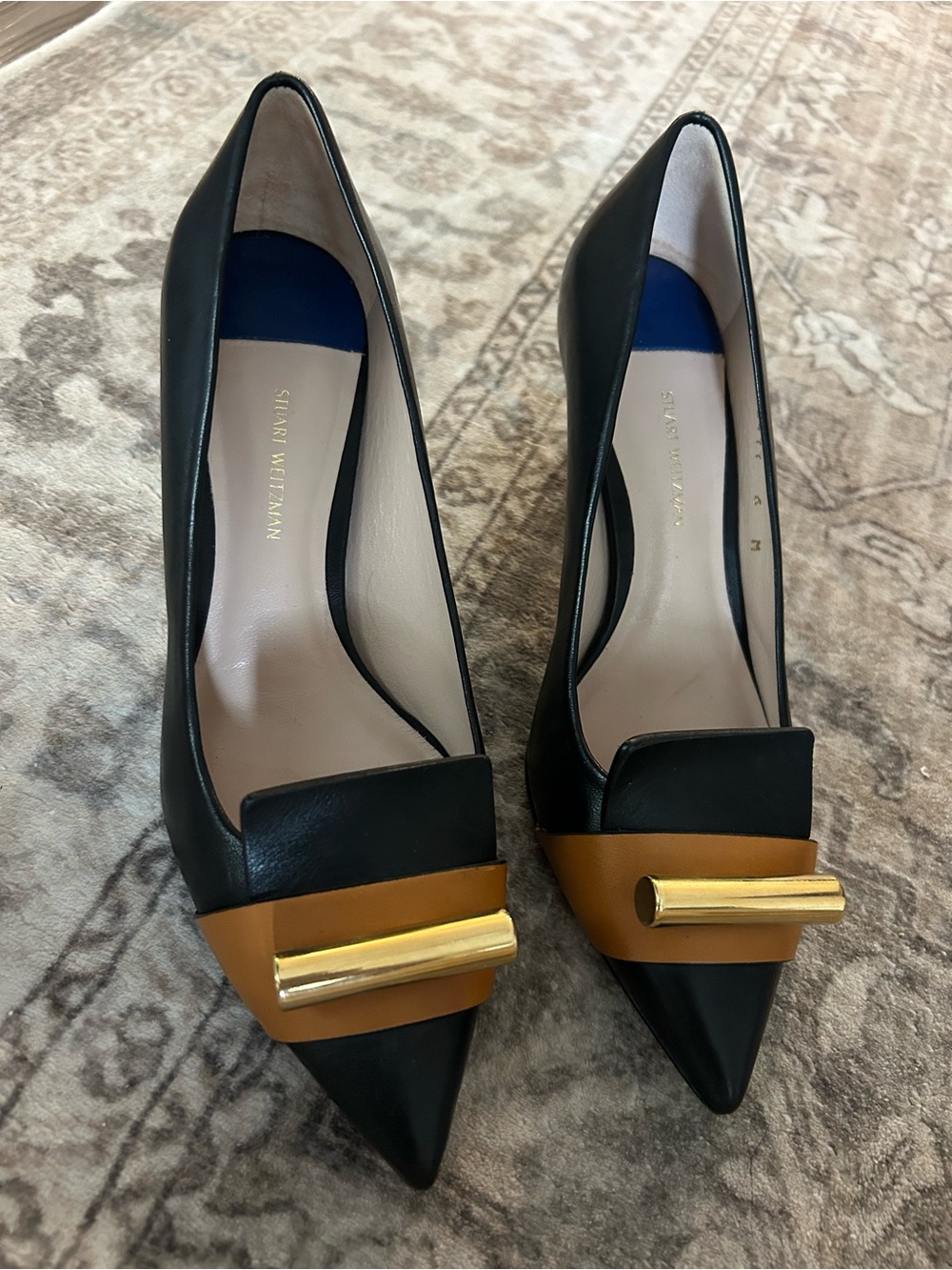 Beautiful Stuart Weitzman Black and Tan Pointed Toe Leather Heels - Retail 450$ - Picture 9 of 11